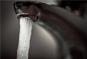 ARCHIV - Achtung, Keime: Stand das Wasser länger als drei bis sieben Tage still, sollte man Kalt- und Warmwasser mindestens fünf Minuten laufenlassen. (zu dpa: «Legionellen im Wasser: Was hilft nach längerer Abwesenheit?») Foto: Felix Kästle/dpa/dpa-tmn - Honorarfrei nur für Bezieher des dpa-Themendienstes +++ dpa-Themendienst +++