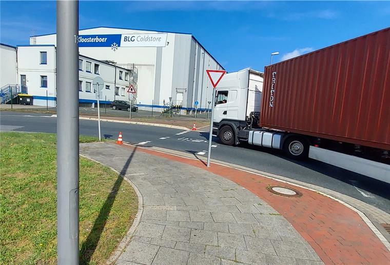 Überseehafen: Neue Vorfahrt am Terminal irritiert Achtung, Lastwagen: An dieser Biegung steht ein neues Vorfahrt achten-Schild: Es gilt nicht dem Lastwagen, sondern dem Radverkehr. Gucken muss der Radfahrer aber nicht nach links, sondern nach hinten rechts.