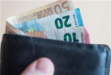  Geldscheine im Wert von zehn, zwanzig, und fünfzig Euro stecken in einer Geldbörse. Für Minijobber gilt seit 2025 eine neue Verdienst-Regel.