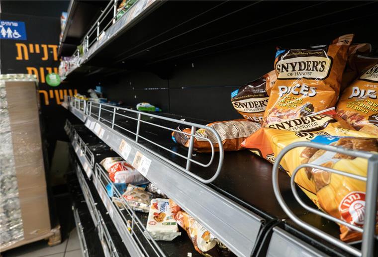 Warnung vor inneren Blutungen! Diese Brötchen auf keinen Fall essen Das Regal eines Supermarktes.