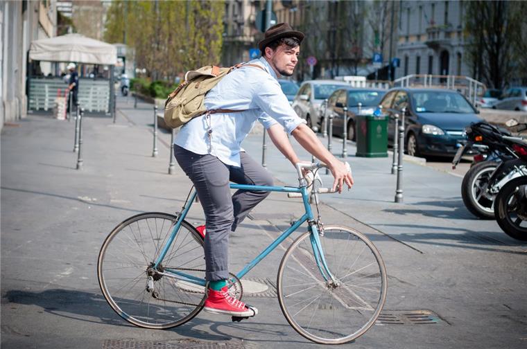 Fahrrad gestohlen - so gibt es das Geld zurück! Fahrradfahrer in der Stadt unterwegs