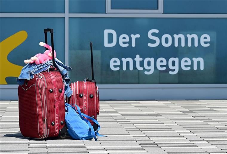 Urlaub günstig wie nie: Die krassesten Spartipps, die Reiseprofis nicht verraten Koffer stehen vor eienm Flughafen.
