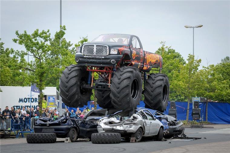 Monstertrucks machen in Bremerhaven Autos platt Action in Bohmsiel: Monstertrucks springen durch die Luft.