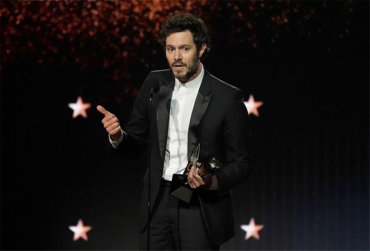 Kritiker zeichnen Demi Moore als beste Schauspielerin aus Adam Brody spielte einen Rabbi in der Serie „Nobody Wants This“ an der Seite von Kristen Bell und wurde nun als bester Schauspieler in einer Comedyserie ausgezeichnet.