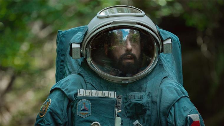 Abgekapselt: Das Weltraum-Drama „Spaceman“ auf Netflix Adam Sandler als Kosmonaut Jakub in dem Netflixfilm „Spaceman“.