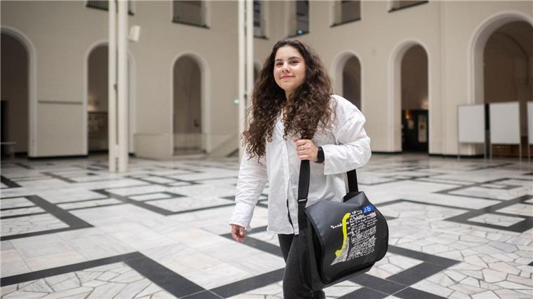 13-jährige Studentin sieht sich nicht als Streberin Adela Poteri geht durch die Leibniz Universität Hannover.
