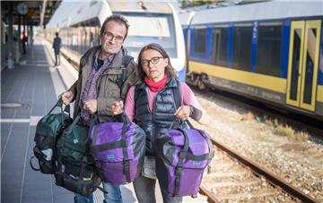 Adelheid Herzberg und Günter Neubauer müssen ihre Satteltaschen tragen. Nachdem dem Paar in Bremerhaven vor einem Restaurant die Räder gestohlen worden sind, reisen sie mit der Bahn zurück nach Marbach (bei Stuttgart).