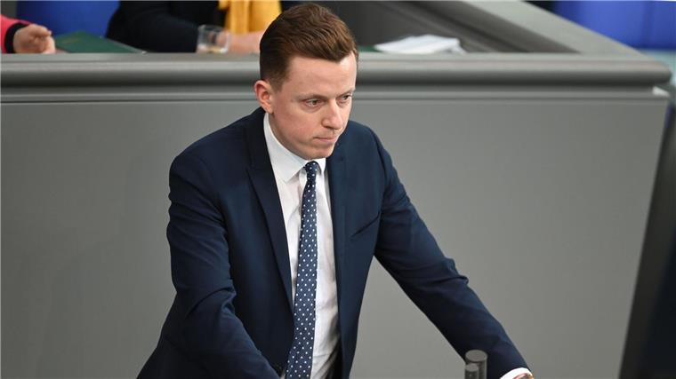 SPD-Politiker für neue Bahnstrecke von Hamburg nach Hannover Adis Ahmetovic (SPD), Mitglied des Deutschen Bundestags, spricht im Plenum des Parlaments.
