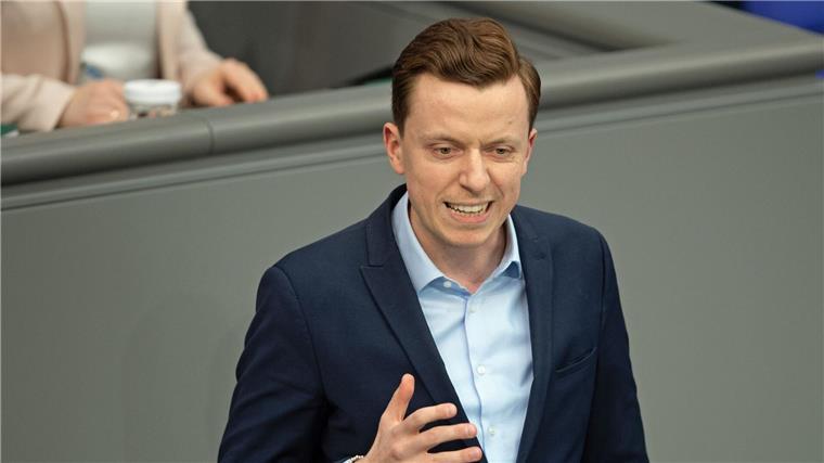 SPD-Bundestagsabgeordneter Ahmetovic hat Krebs Adis Ahmetovic (SPD) spricht im Bundestag.