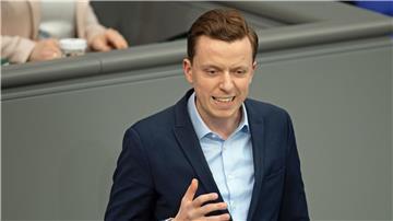Adis Ahmetovic (SPD) spricht im Bundestag.