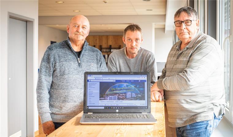 Bremerhavener kämpfen gegen Hass-Kommentare Admins der Facebook-Gruppe "Du kommst aus Bremerhaven, wenn...". Im Bild (von links): Wolfgang von Hassel. Stefan Poelkes und Burkhart Kaschewski.