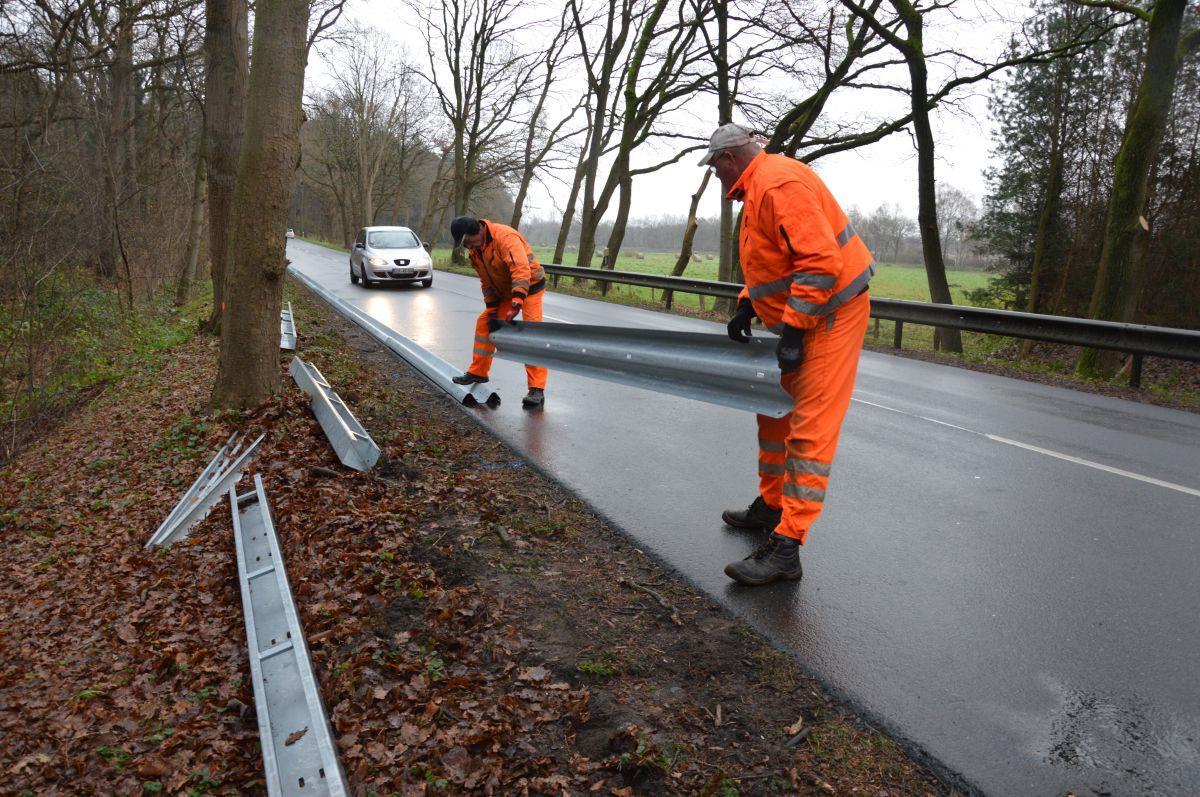 Adolf Heins (links)  und Klaszinus Franke haben alle Hände voll zu tun an diesem Morgen. Die beiden Mitarbeiter einer Fachfirma aus dem Landkreis Cloppenburg montieren im Berufsverkehr neue Schutzplanken auf der Landesstraße 120 zwischen Drangstedt und Debstedt. Foto Schoener