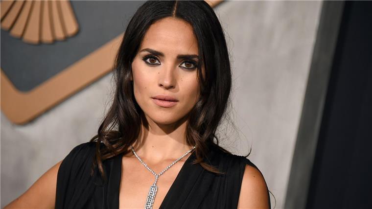 Adria Arjona spielt die weibliche Hauptrolle im Film.
