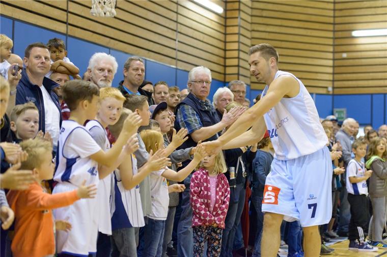 Eisbären Bremerhaven: Mehr als 800 Besucher haben Spaß beim Tag der Fans Adrian Breitlauch lässt sich von den Fans feiern.