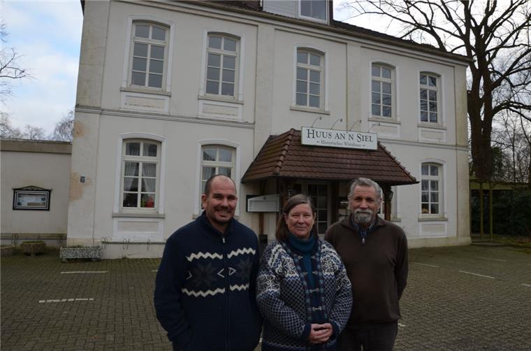 Huus an'n Siel in Stollhamm soll zu Ostern wieder öffnen Adrianus van Lierop sowie seine Eltern Hilly und Rob (von links) haben die Gaststätte „Huus an’n Siel“ in Stollhamm erworben und wollen sie wieder zu einem gesellschaftlichen Mittelpunkt des Dorfes machen. Seit mehr als 20 Monaten ist das Lokal geschlossen.