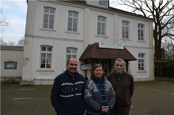 Adrianus van Lierop sowie seine Eltern Hilly und Rob (von links) haben die Gaststätte „Huus an’n Siel“ in Stollhamm erworben und wollen sie wieder zu einem gesellschaftlichen Mittelpunkt des Dorfes machen. Seit mehr als 20 Monaten ist das Lokal geschlossen.