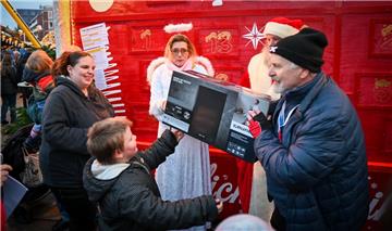 Adventskalender-Aktion von "Hilfe für Mitbürger": Karlheinz Michen (City Skipper) verteilt hier einen Gewinn.