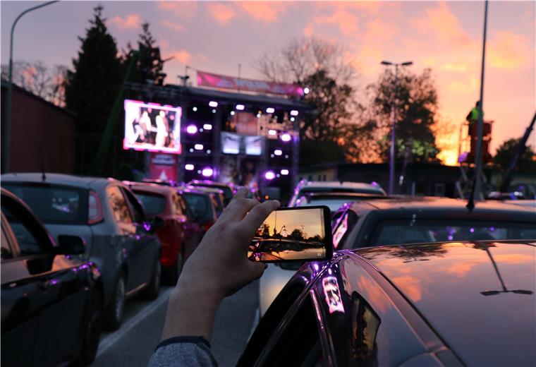 Feiern auf dem Fahrersitz Ähnlich wie bei der Autodisco in Lüdingworth soll es am Pfingstwochenende in Rodenkirchen aussehen. Symbolfoto: Mangels/cn