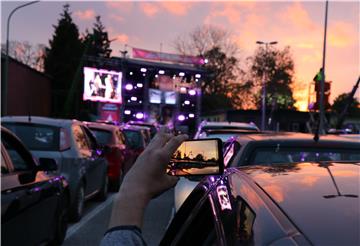 Ähnlich wie bei der Autodisco in Lüdingworth soll es am Pfingstwochenende in Rodenkirchen aussehen. Symbolfoto: Mangels/cn