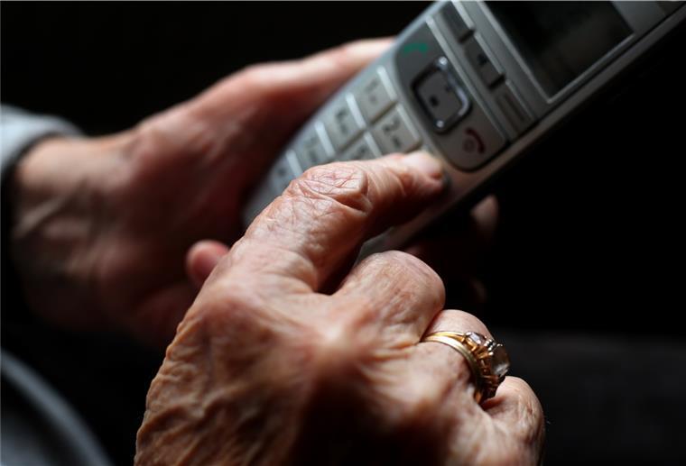 Briefumschlag soll Telefonbetrug im Cuxland verhindern Ältere Menschen sind die bevorzugten Opfer von Telefonbetrügern.