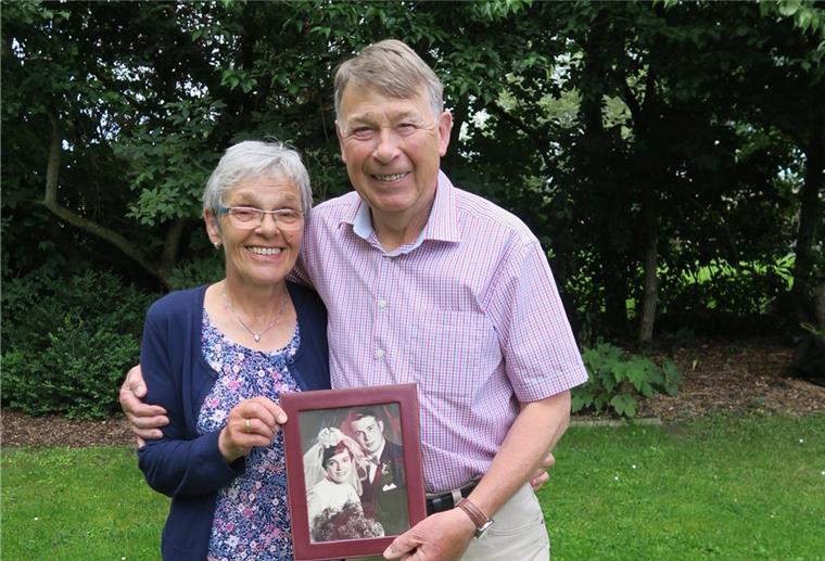 Vor 50 gaben sie sich das Jawort in Stollhamm Aenne und Gerold Ifsen feiern am Sonnabend goldene Hochzeit. Foto: Rademann