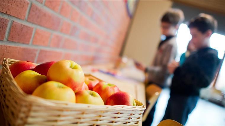 Gesunde Snacks für 360.000 Kinder in Niedersachsen Äpfel im Klassenzimmer: In immer mehr Schulen gehört frisches Obst fest zum Alltag. (Archivbild)