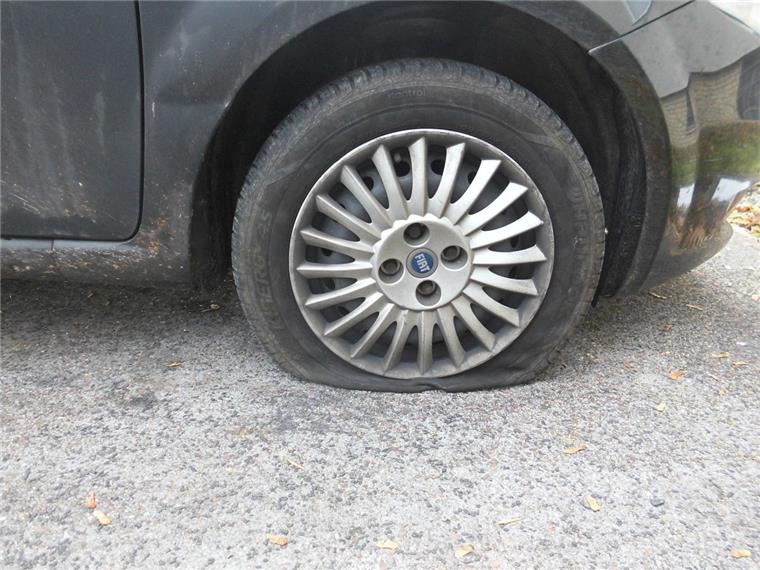 Chaoten in Lehe unterwegs: Reifen an 19 Autos aufgeschlitzt Ärger in der Straße Eckleinjarten: Unbekannte haben an 19 Autos Reifen zerstochen.