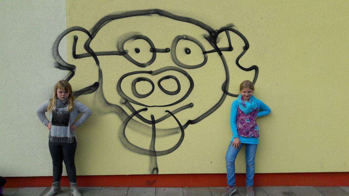 Ärgern sich über die Schmierereien an ihrer Schule : Jana (links) und Fine aus der Klasse 3b. 