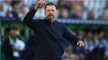 Ärgert sich über den Schiedsrichter: Wolfsburgs Trainer Ralph Hasenhüttl.