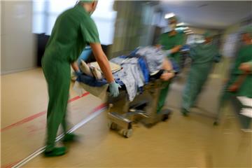 Ärzte und Pflegekräfte können sich inzwischen oft den Arbeitsplatz aussuchen. Die Kliniken reißen sich um gut ausgebildete Fachkräfte.