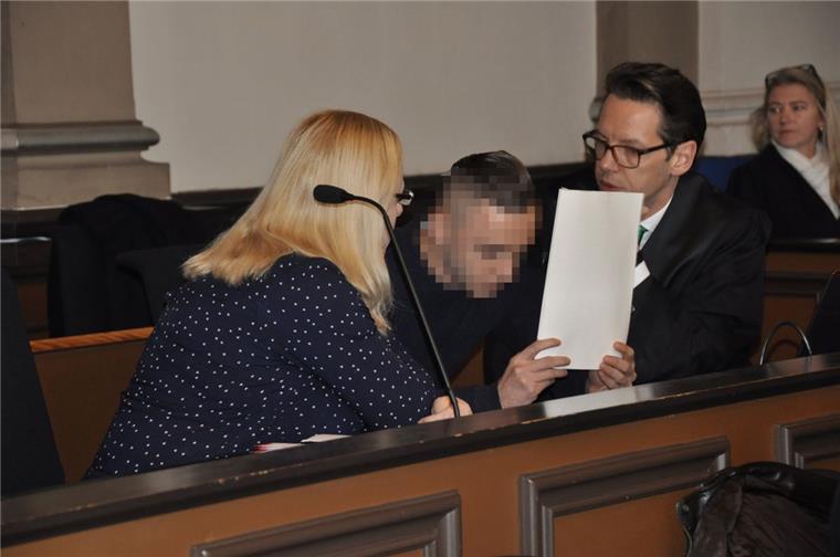 Es war eine Hinrichtung: Staatsanwaltschaft erhebt Anklage gegen Mörder von Visselhövede Äußerte sich nicht zu den von der Staatsanwaltschaft erhobenen Vorwürfen: Einer der Angeklagten (Mitte).