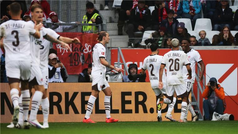 Afolayan jubelt nach dem 2:0 mit seinen Mitspielern.