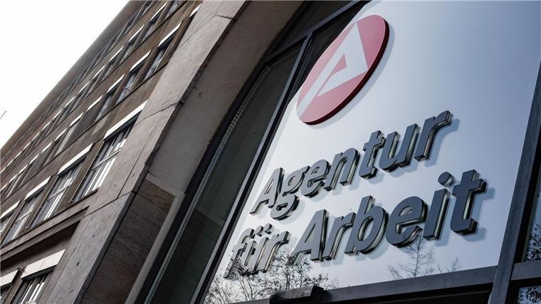 „Agentur für Arbeit“ hängt über dem Eingang der Bundesagentur.