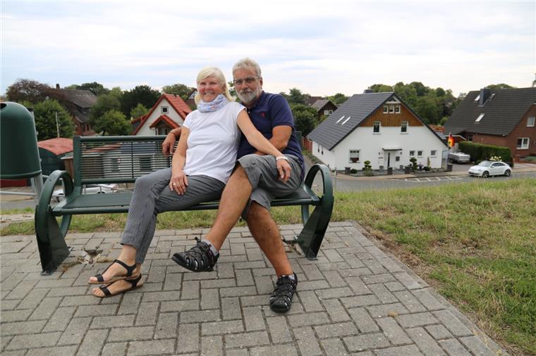Urlaub im Cuxland: Rechtenfleth ist klein, aber oho Agnes und Klaus Reimann aus Wesel am Niederrhein verbringen viel Zeit im Jahr in Rechtenfleth. Sie haben ein altes Haus aufwendig renoviert (rechts
im Hintergrund).