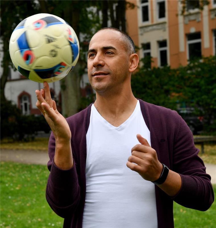 Vollblut-Stürmer Karaca aus Bremerhaven beendet seine Karriere Ahmet Karaca liebt den Fußball. Der 44-Jährige hat bis zuletzt auf hohem Niveau in der Bremen-Liga gekickt. Jetzt beendet der Torjäger seine Karriere.