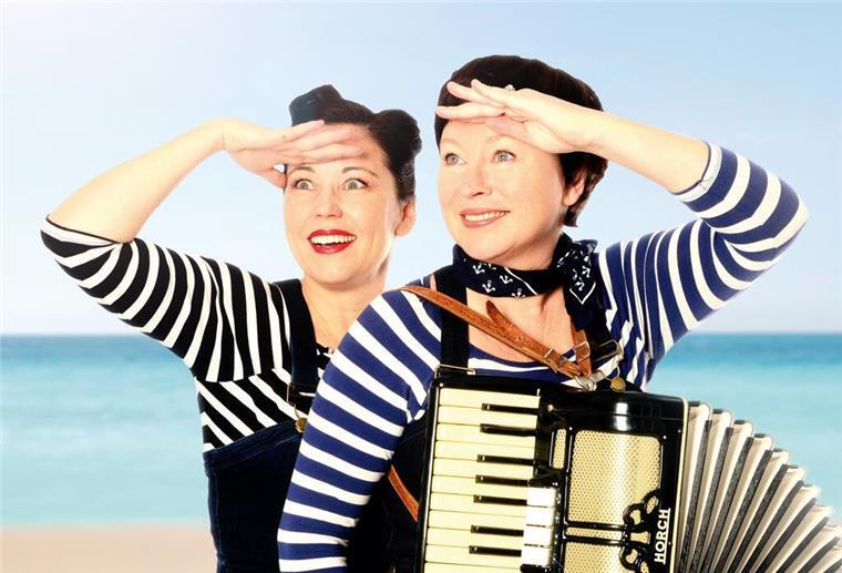 Der kleinste Shantychor der Welt tritt in Bremerhaven auf Das Duo "Ladies Ahoi!"