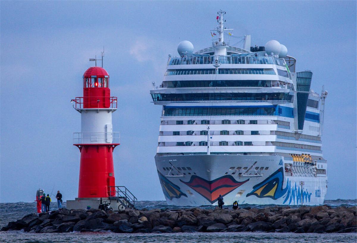 Das Kreuzfahrtschiff «AIDAmar» fährt von der Ostsee kommend am Leuchtfeuer auf der Ostmole vorbei zum Kreuzfahrtterminal Warnemünde. Aida beendet Ende September die PayPal-Zahlung für Reisen und MyAida. 