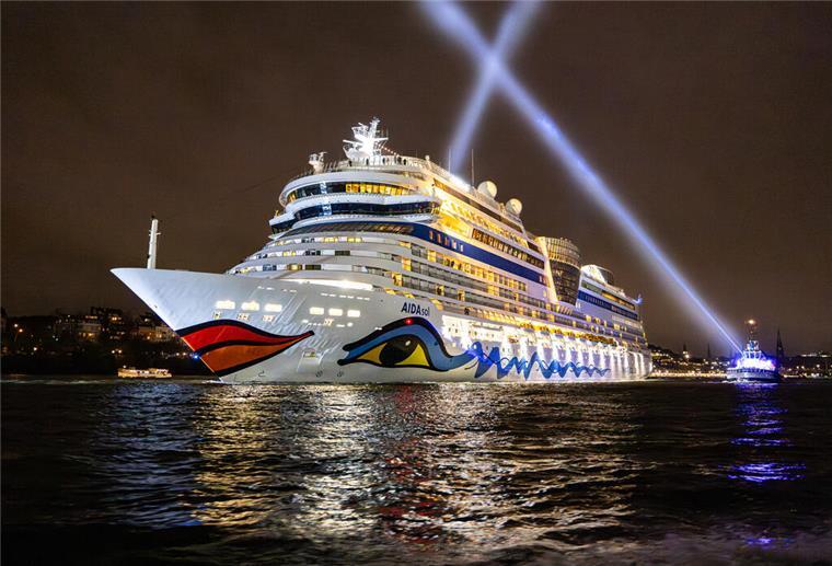 AIDA-Klassiker modernisiert: Reisen ab Mallorca mit prominenten Gästen Ein Kreuzfahrtschiff der Aida Cruises bei Nacht fotografiert.