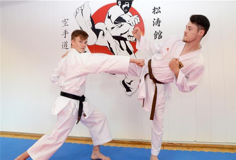 Karate: Bremerhavener fahren zur Junioren-EM nach Finnland Aidan Lück (links) und Edgard Merkine trainieren fleißig für die Europameisterschaft.