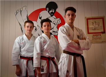 Aidan (von links) und Aaric Lück sowie Edi Merkine gerieten bei der Karate-WM in Chile mitten ins Krisengebiet.