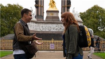 Aiden (Sam Rockwell) kommt Elly (Bryce Dallas Howard) in „Argylle“ zu Hilfe.