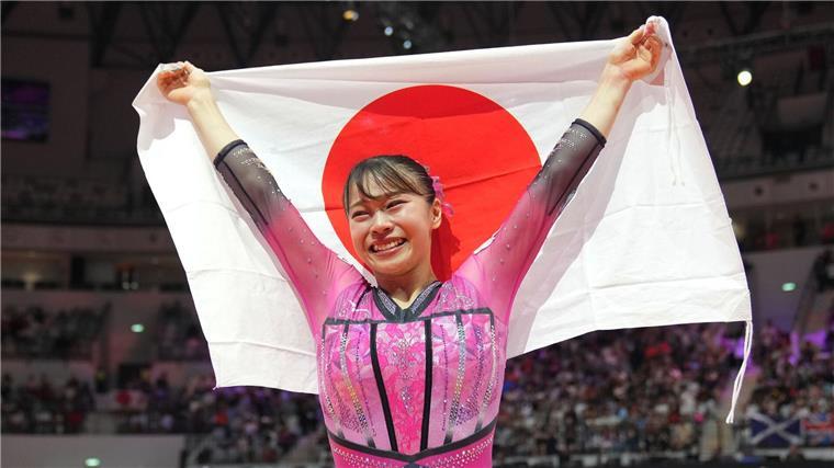 Aiko Sugihara jubelt über ihren Boden-Titel.