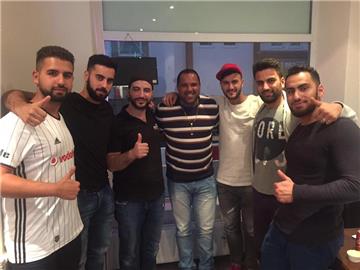 Ailton war am Montagabend zu Besuch in einem Pizza-Laden an der Rickmersstraße. Pizza Pazza-Inhaber Hidir Fidan (links von Ailton) und sein Bruder Muhammed (rechts von Ailton) waren auch dabei.