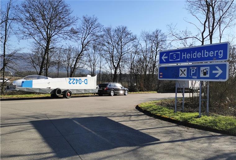 Segelflugzeug aus Tarmstedt: Zweite Jugend im Süden Airbusse werden in ihrem Element zum neuen Eigentümer überführt. Für ein Segelflugzeug wie die ASK 13 ist die direkte Luftlinie von fast 900 km von Tarmstedt ins nach Südfrankreich viel zu weit für einen Überführungsflug. Außerdem beinhaltet der Verkaufspreis ohnehin den zum Flugzeug gehörigen Anhänger. Deswegen wird die ASK 13 auf der Straße in ihre neue Heimat gefahren. Die Übergabe fand auf halber Strecke in Heidelberg statt.
