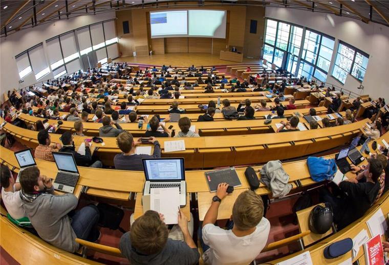 Rente mit 68: Baden-Württemberg sorgt für hitzige Debatte Der Hörsaal einer Universität.