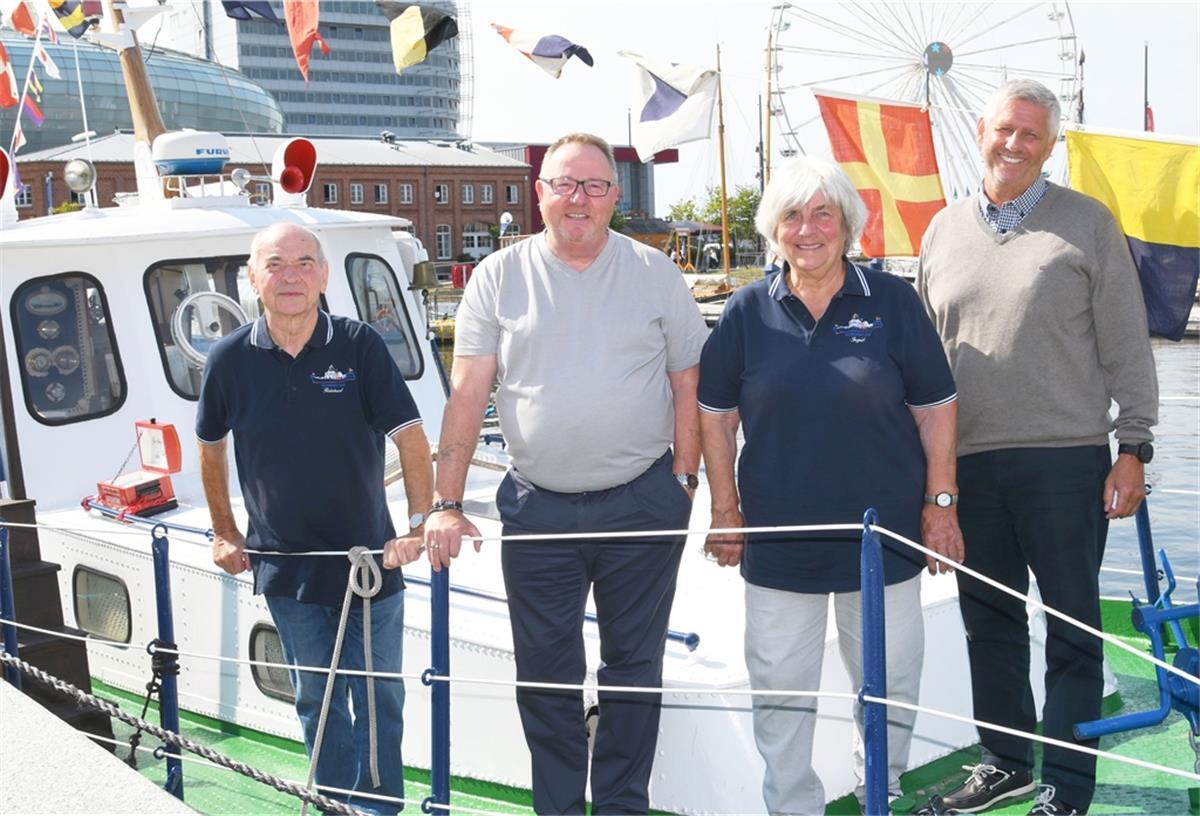Corona leert Kassen der Schiffahrts-Compagnie Bremerhaven Akteure der Schiffahrts-Compagnie Bremerhaven auf der „Quarantäne“ (von links): Reinhard Dins, Vizevorsitzender Heino Tietjen, Ingrid Grübner und Vorsitzender Rüdiger Pallentin.