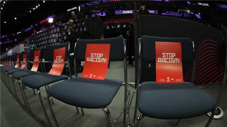 Basketballer locker zum EM-Gruppensieg - Portugal wartet Aktion bei der EM: Schilder mit „Stop racism“ in Tampere.