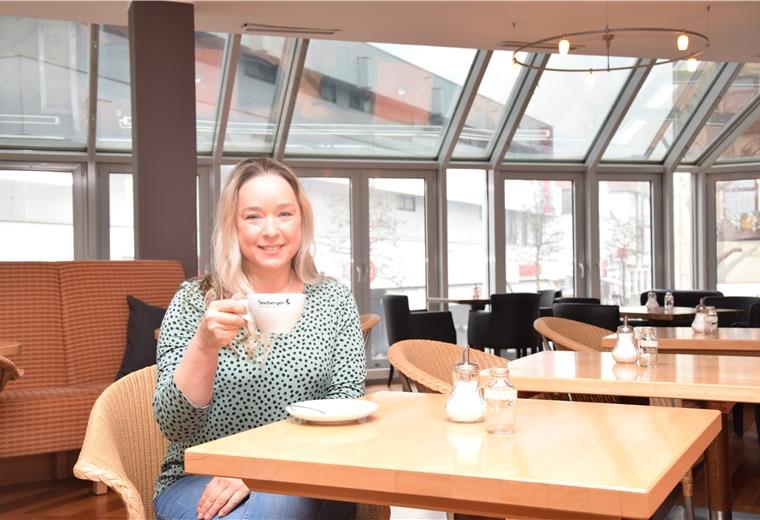 Aktion für den lokalen Handel Aktion „Heimatpräsent“: Die Inhaberin des Nordenhamer Stadtcafés, Margarita Tchankotadze, freut sich über die gemeinsame Gutscheinaktion der Kreiszeitung Wesermarsch und deren starken Partnern aus der Region.