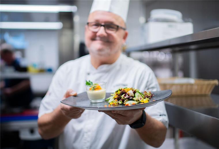 Tipp vom Küchenchef: So könnt ihr Lebensmittel-Reste verarbeiten - mit Rezept Aktion Resteessen im Atlantic Hotel Sail City. Hotelküchenchef Dominik Flettner zeigt Pastinaken-Panna-Cotta mit Radieschen-Grün-Pesto.