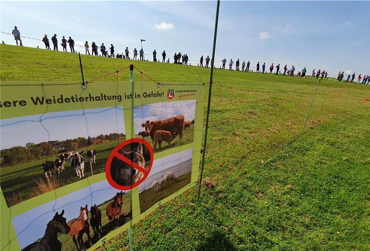 Cuxland: Landvolk fordert Wolfsobergrenze Aktion Wolf: Rund 120 Frauen, Männer und Kinder versammelten sich am Sonntagvormittag zu einer mehre Hundert Meter langen Menschenkette in Dorum-Neufeld.
